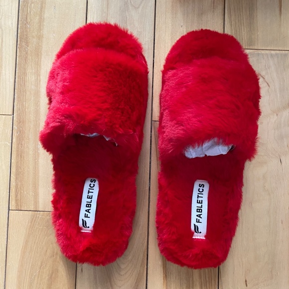 BNWT Sz 9 Red Fabletics Slippers w/ Satin Case - Picture 2 of 6